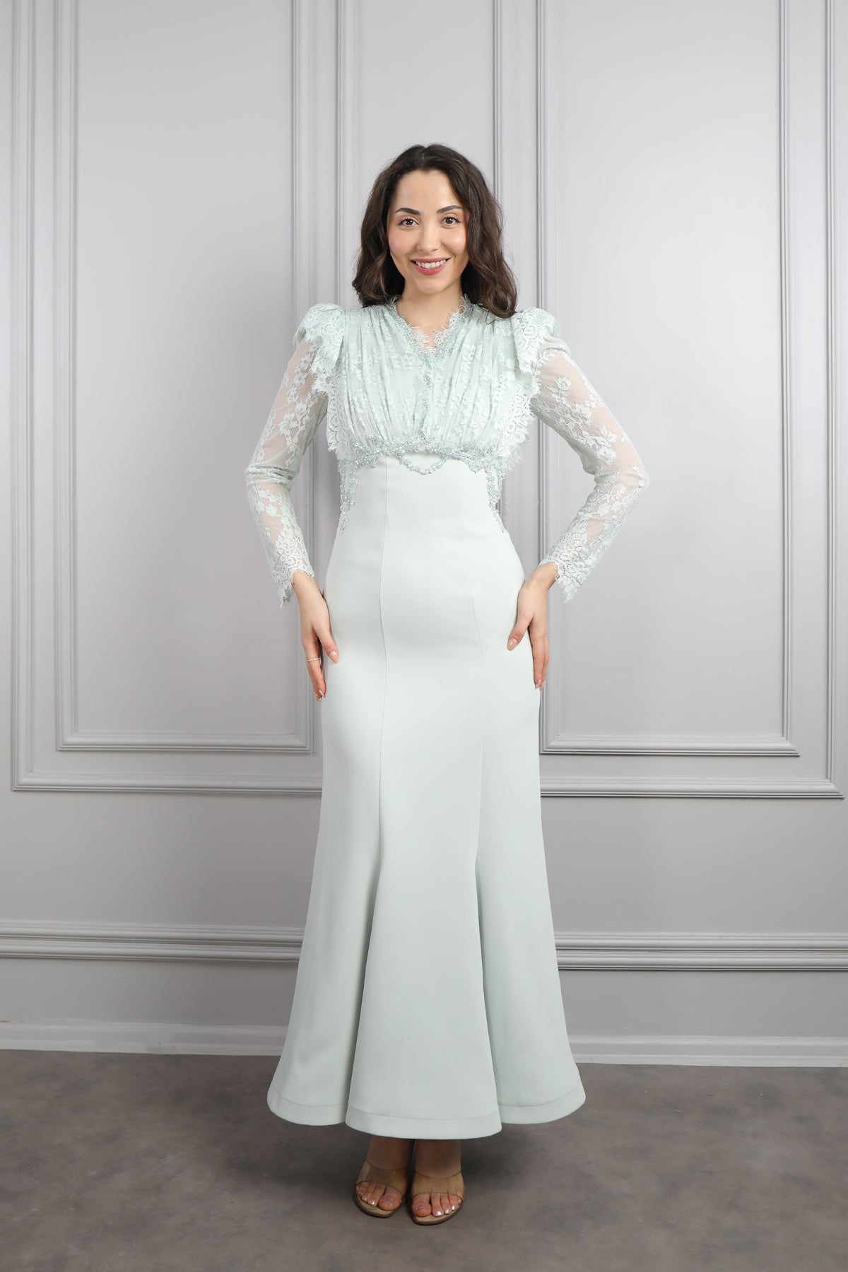 فستان مصمم بتفاصيل دانتيلية وتطريزات خرزية -نعناعي