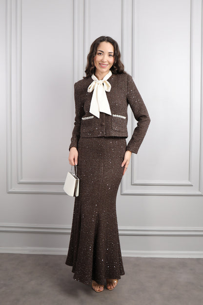 طقم تنورة وجاكيت بياقة تنربط مزين باللؤلؤ مع اكسسوار شنطة -بني