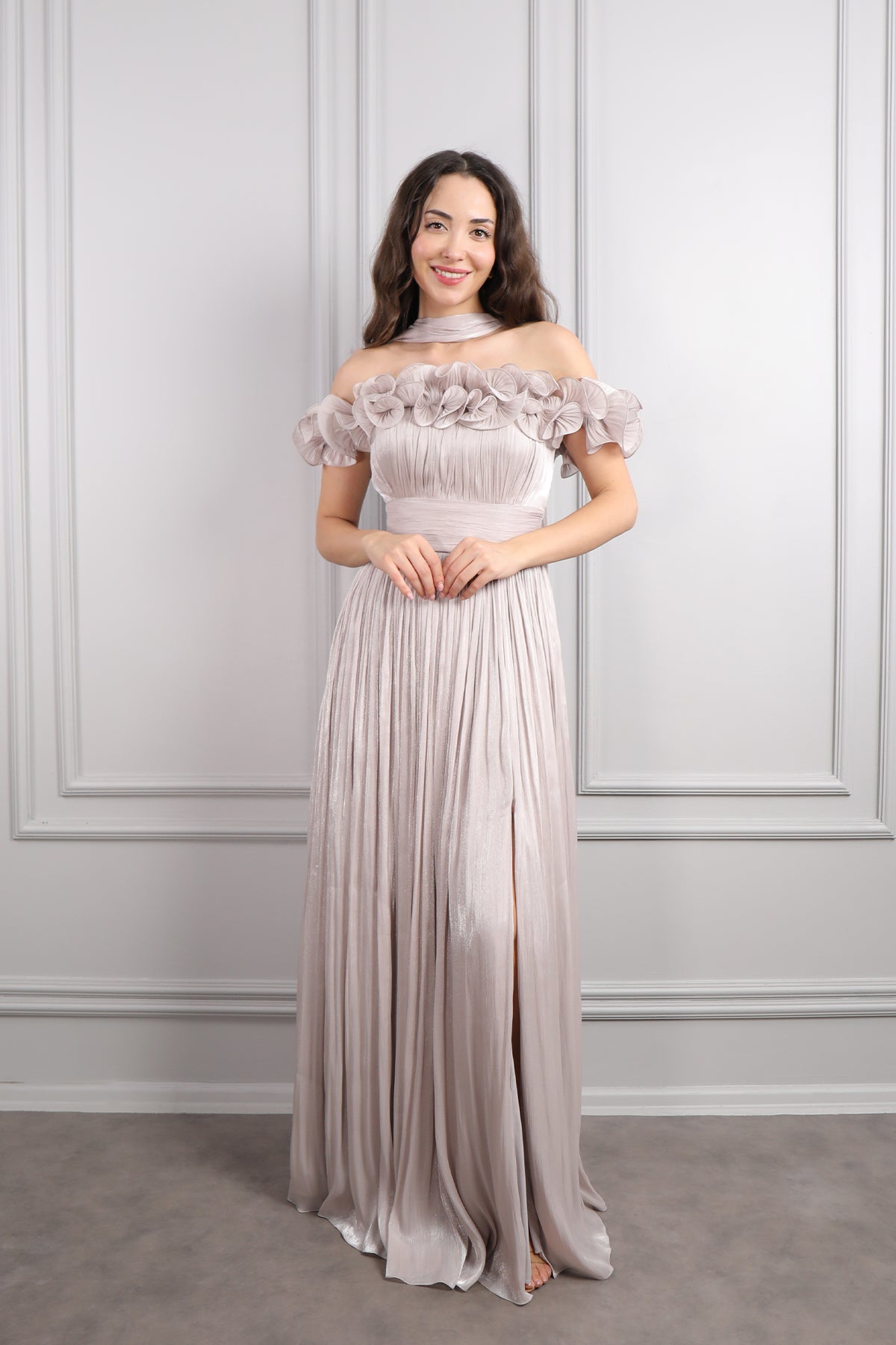 فستان سهرة مكشوف الاكتاف بتفاصيل كشكشة مع شال -بيج