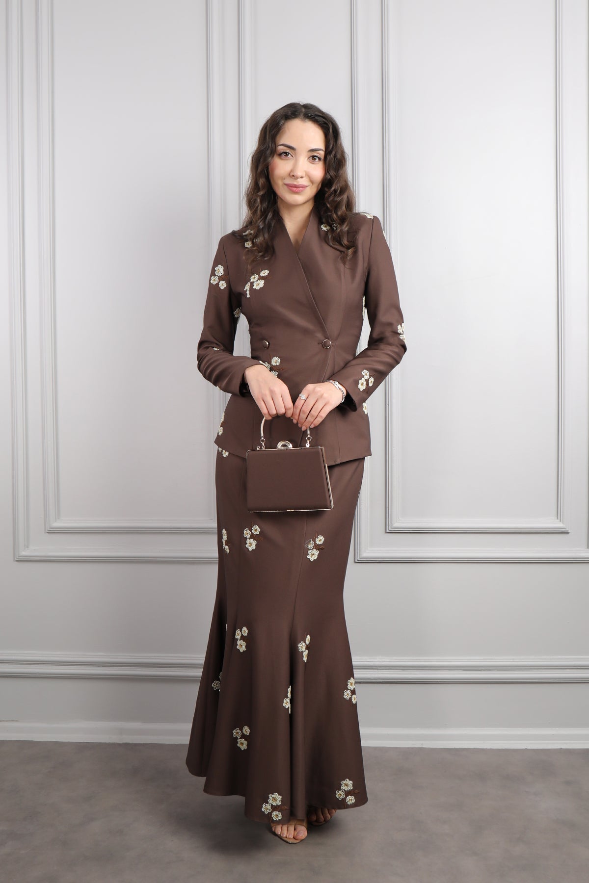 طقم تنورة بتطريزات خرزية واكسسوار حقيبة -بني