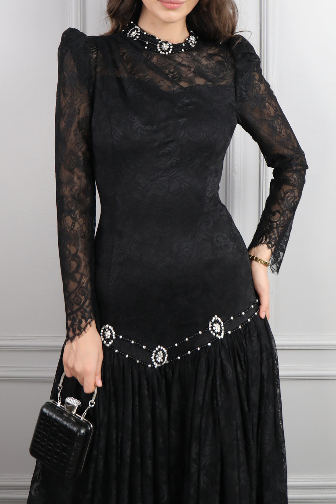 فستان دانتيل خناقي مزين بتفاصيل كريستالية -اسود