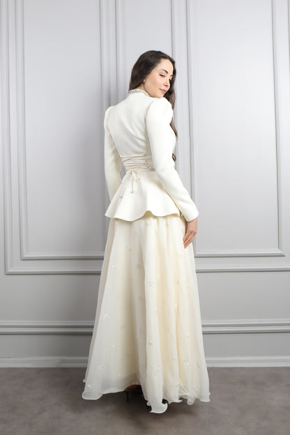 طقم تنورة مزين بتطريزات مع جاكيت مطرز بالفصوص -سكري