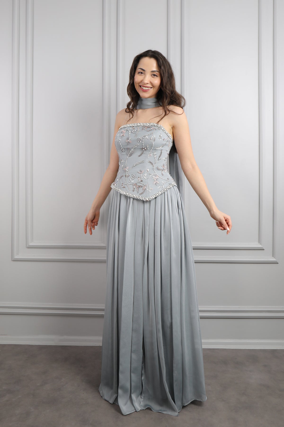 فستان سهرة شيفون بتوب سترابلس مطرز بالخرز مع شال -رمادي