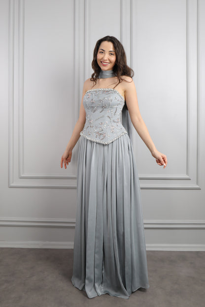 فستان سهرة شيفون بتوب سترابلس مطرز بالخرز مع شال -رمادي