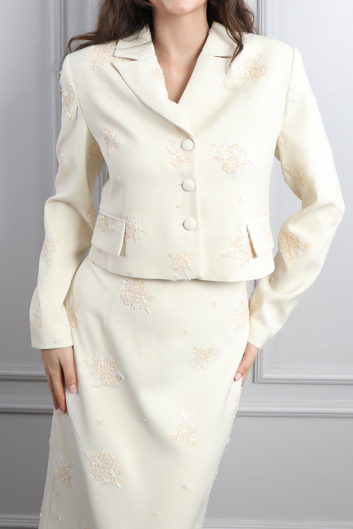 طقم تنورة وجاكيت بتطريزات خرزية واكسسوار عالشعر -بيج