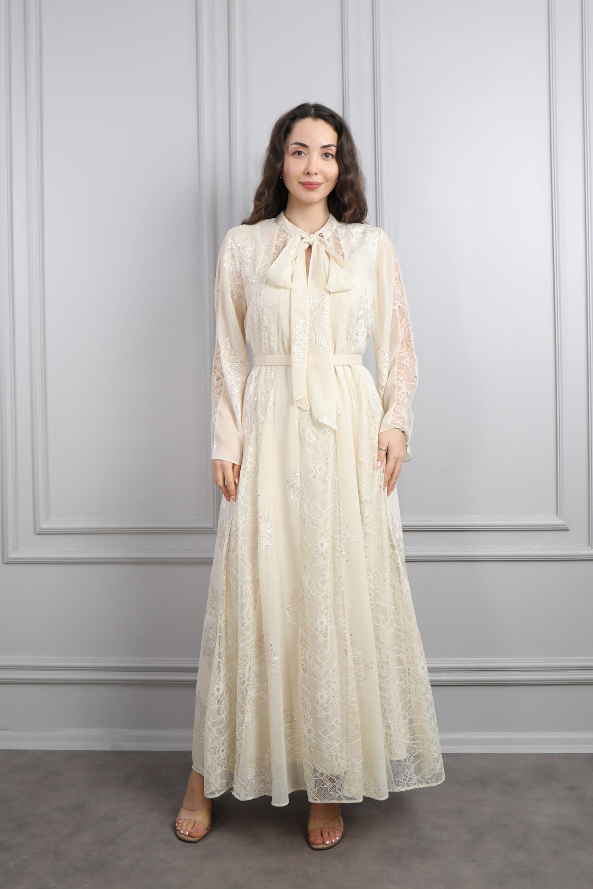 فستان شيفون بتفاصيل دانتيلية بياقة تنربط مع حزام عالخصر -سكري