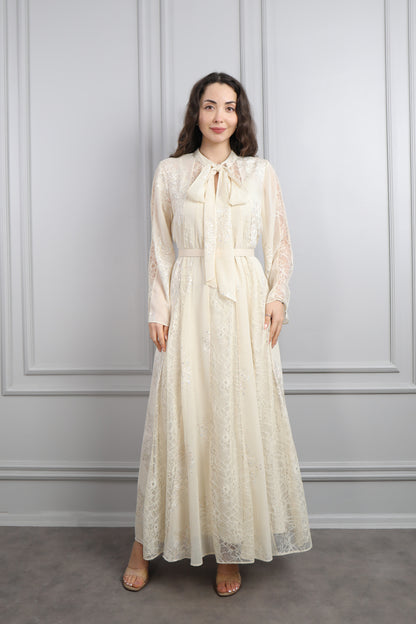 فستان شيفون بتفاصيل دانتيلية بياقة تنربط مع حزام عالخصر -سكري