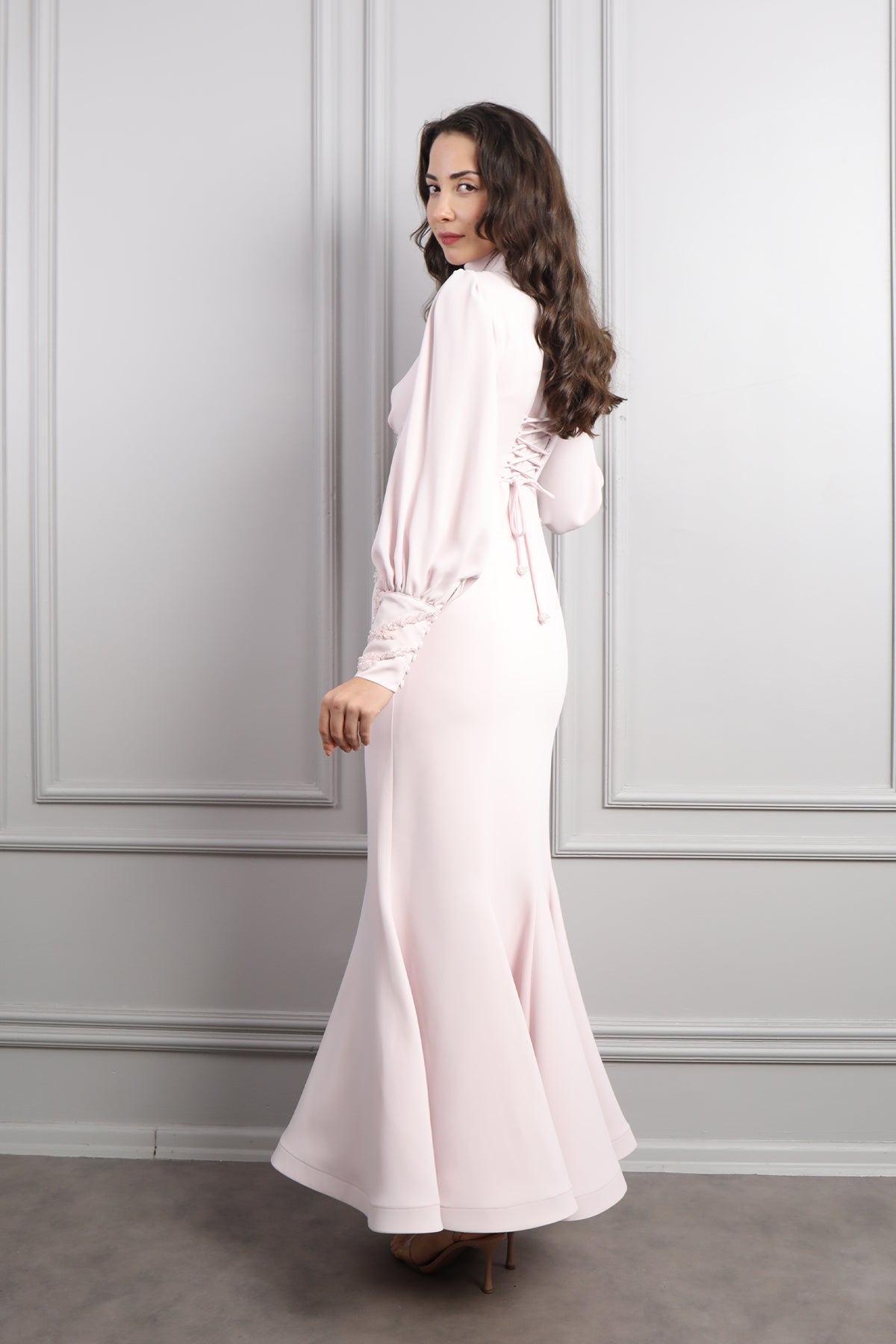 فستان خناقي مزين بالخرز بتفاصيل ربط بالخلف -بمبي