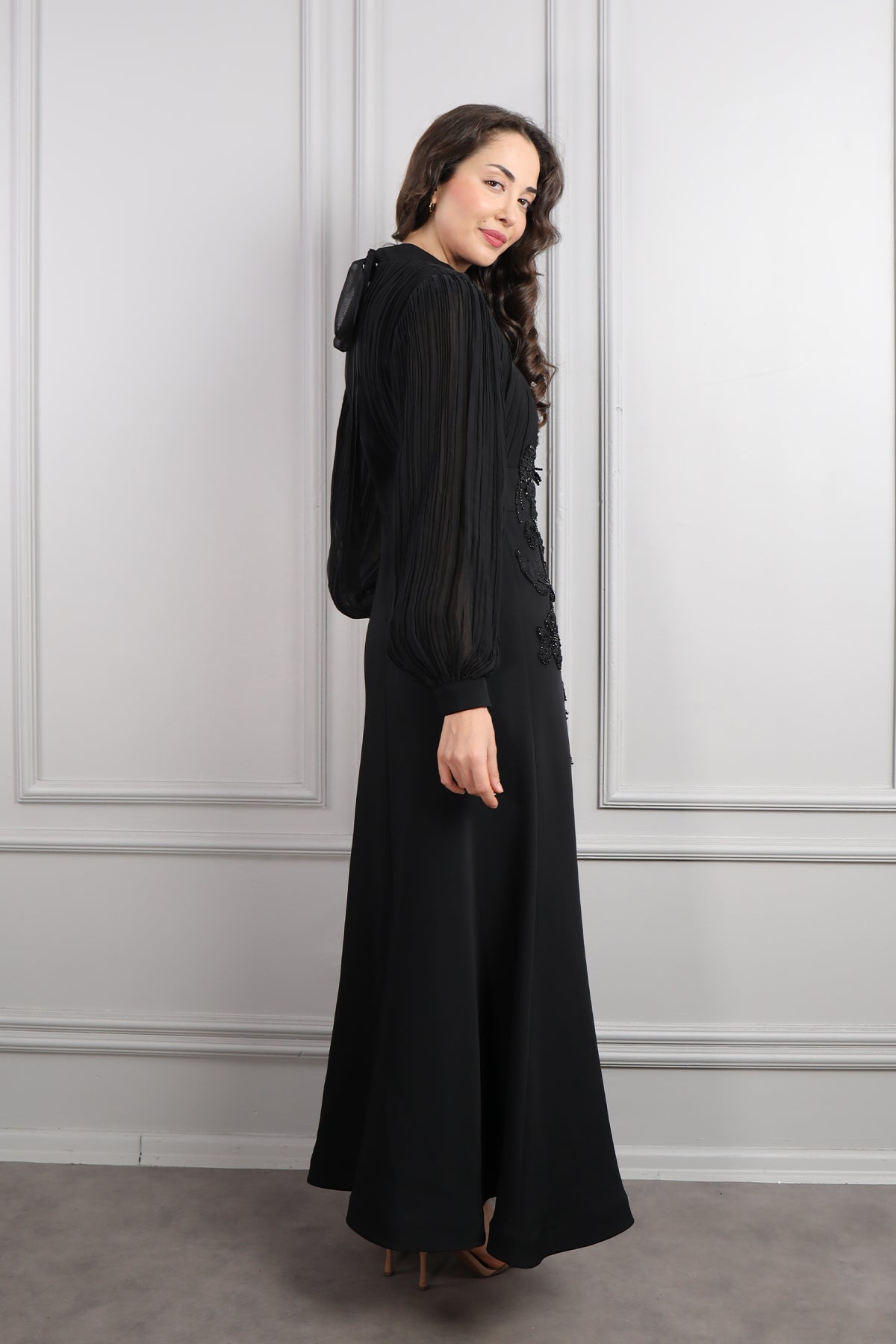 فستان خناقي باكمام واسعة مزين بالخرز والورود -اسود