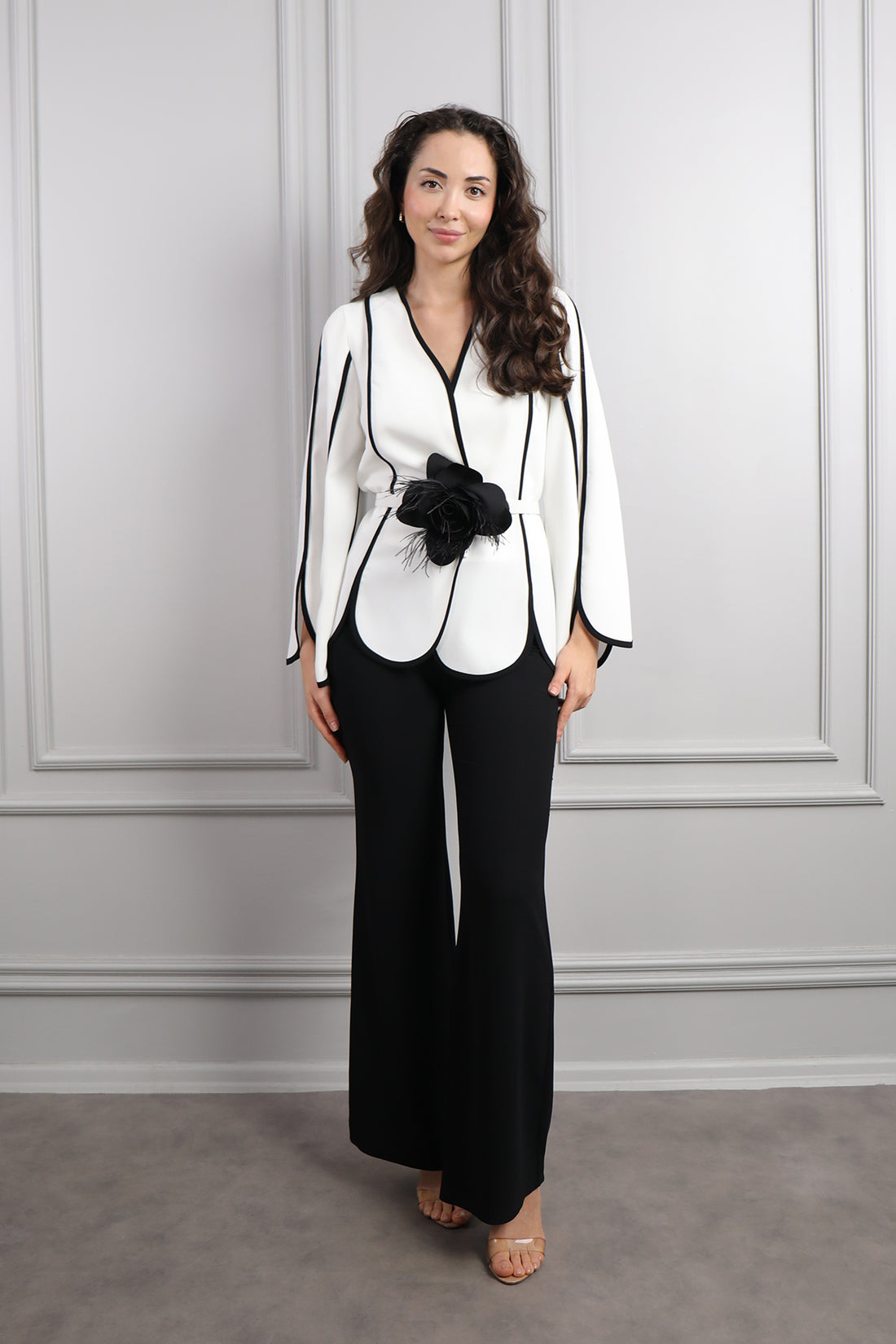 طقم بنطال وبلوزة مزينة بوردة - اسود وابيض