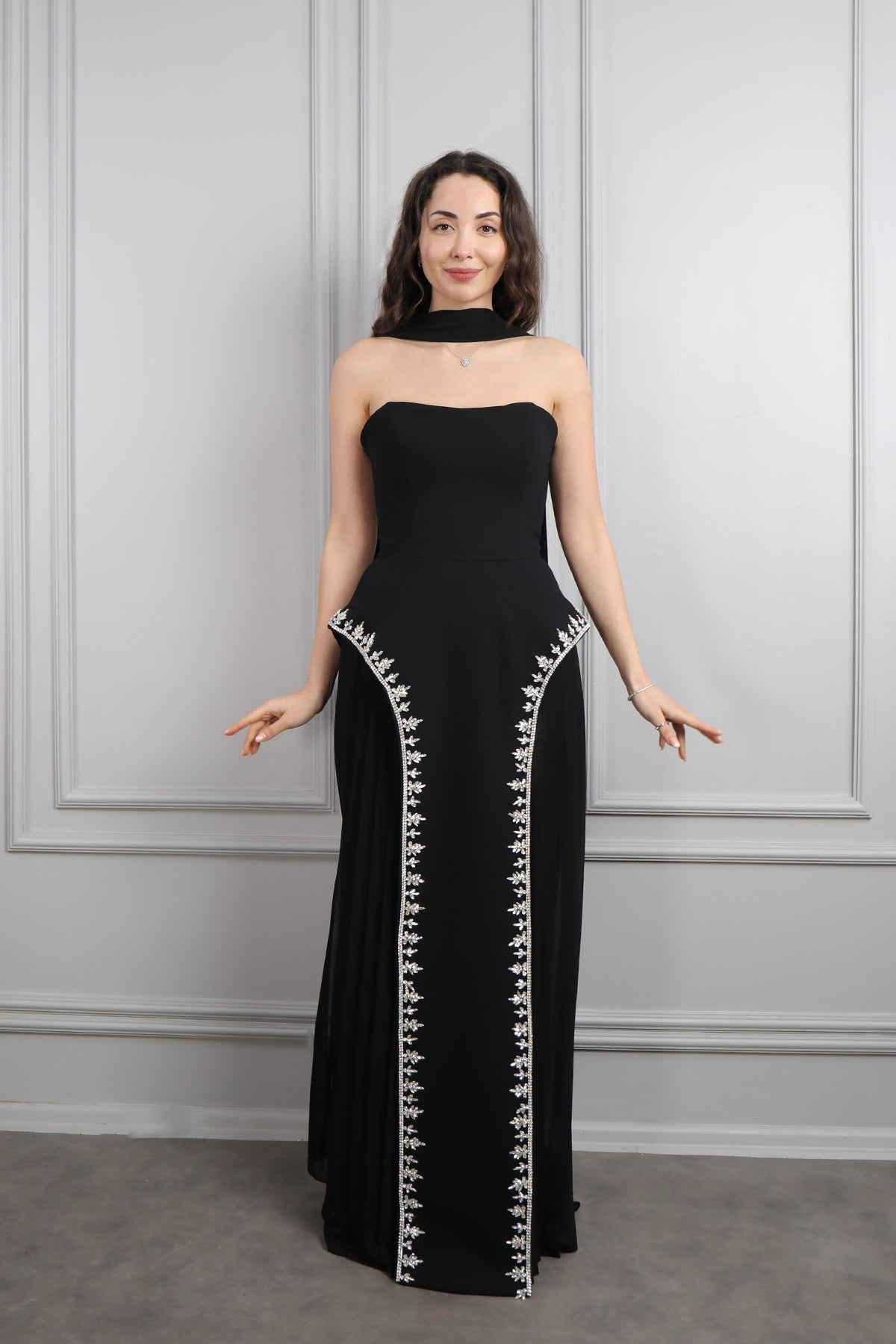 فستان سهرة سترابلس مزين بالكريستالات عالجانبين وتفصيل شال -اسود