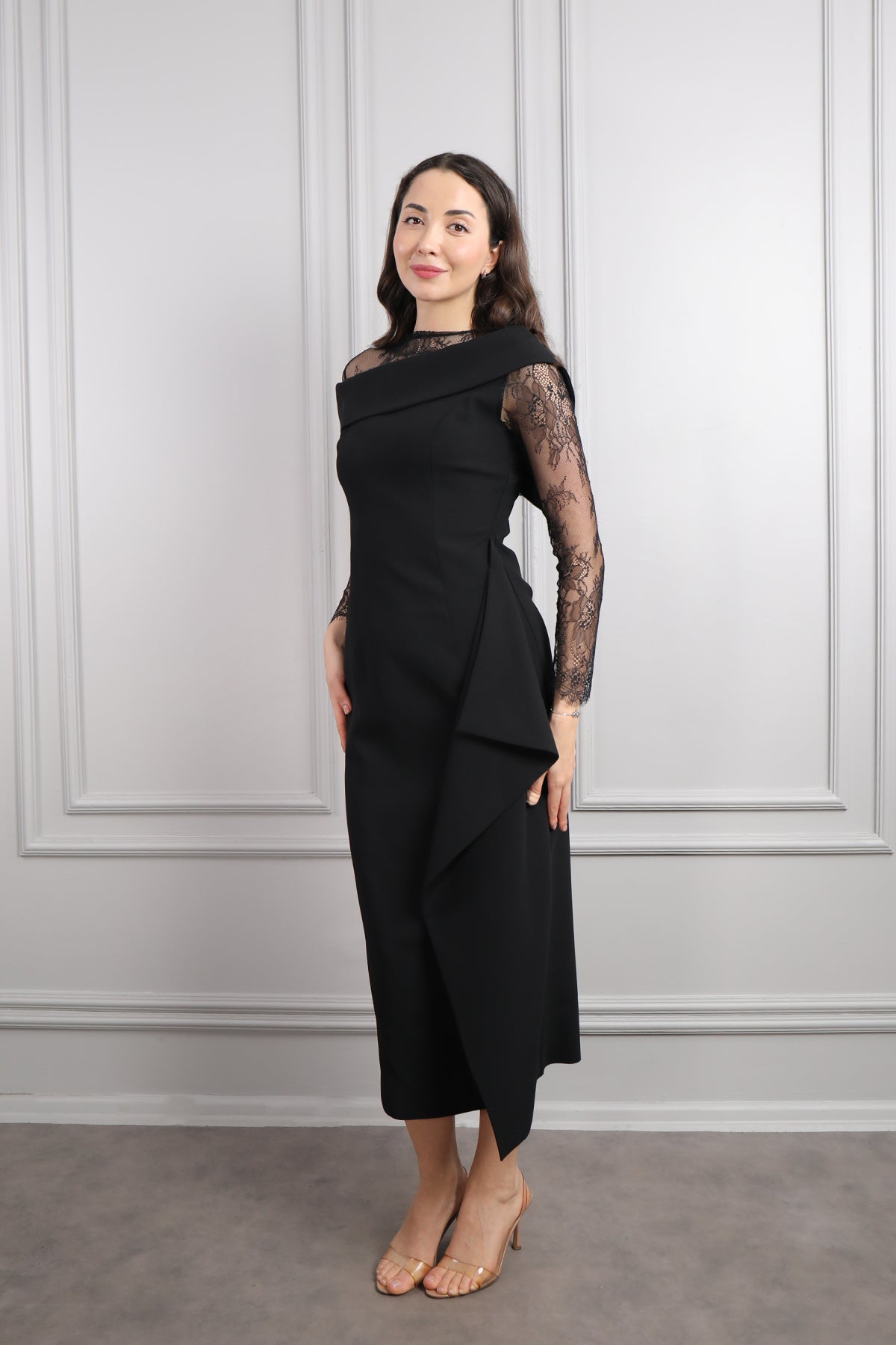 فستان بتصميم ياقة مائلة باكمام شفافة وتفاصيل دانتيل -اسود