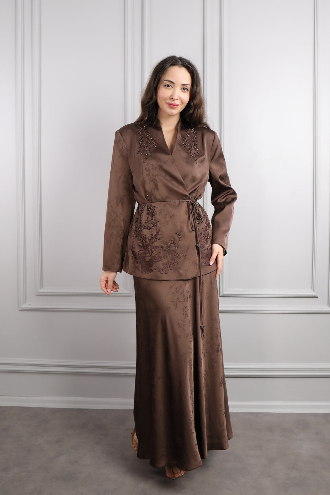 طقم تنورة ساتان وجاكيت بتطريزات خرزية وحزام عالخصر مقاس كبير  -بني