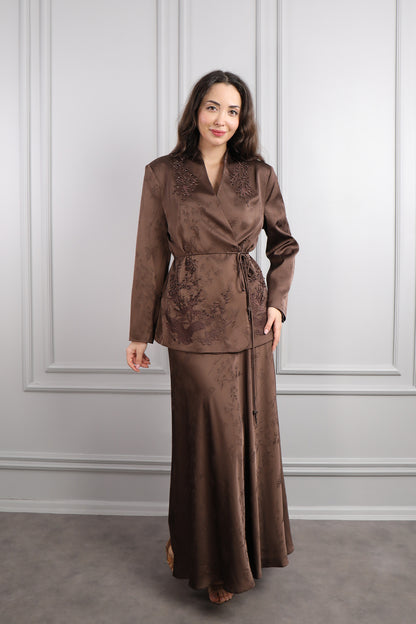 طقم تنورة ساتان وجاكيت بتطريزات خرزية وحزام عالخصر مقاس كبير  -بني