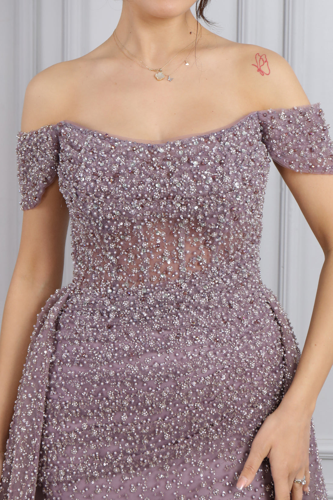 فستان سهرة مكشوف الاكتاف وتصميم ذيل مطرز بالخرز من "المجموعة الخاصة" -موفي