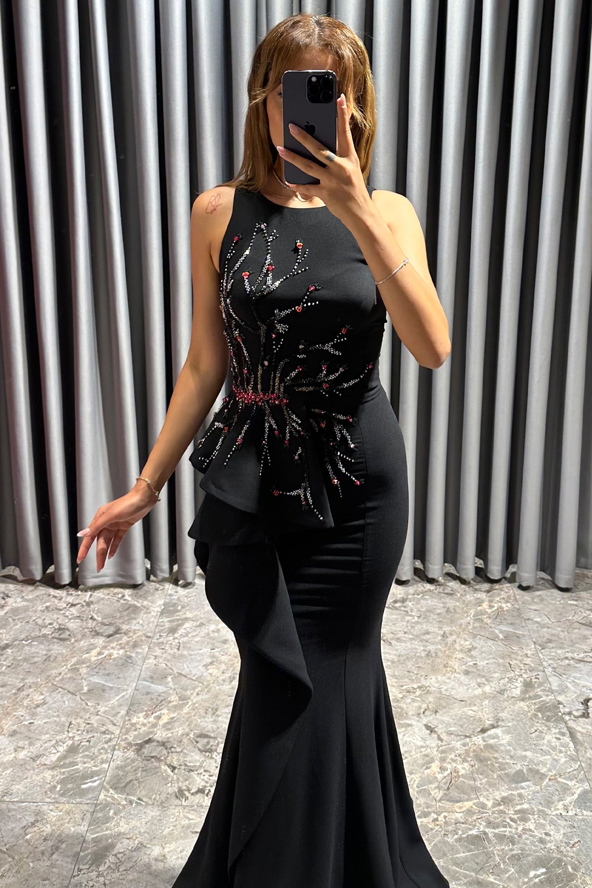 فستان سهرة مطرز بالكريستال بتصميم سمكة -اسود