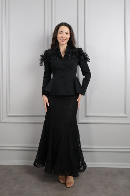 طقم تنورة دانتيل وجاكيت مزين بالريش والخرز -اسود