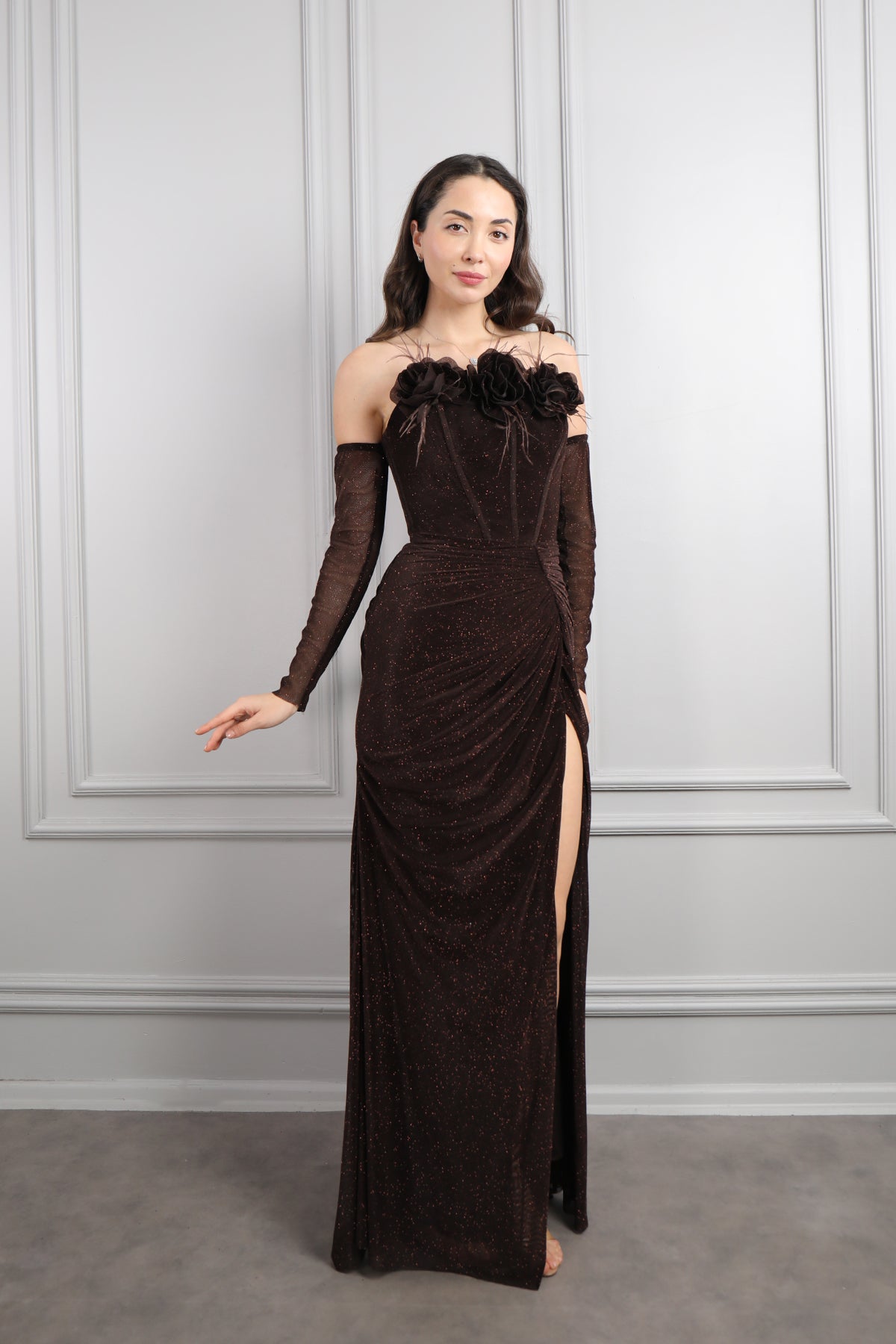 فستان سهرة لامع بتصميم سترابلس مزين بالورود مع اكمام متحركة -بني