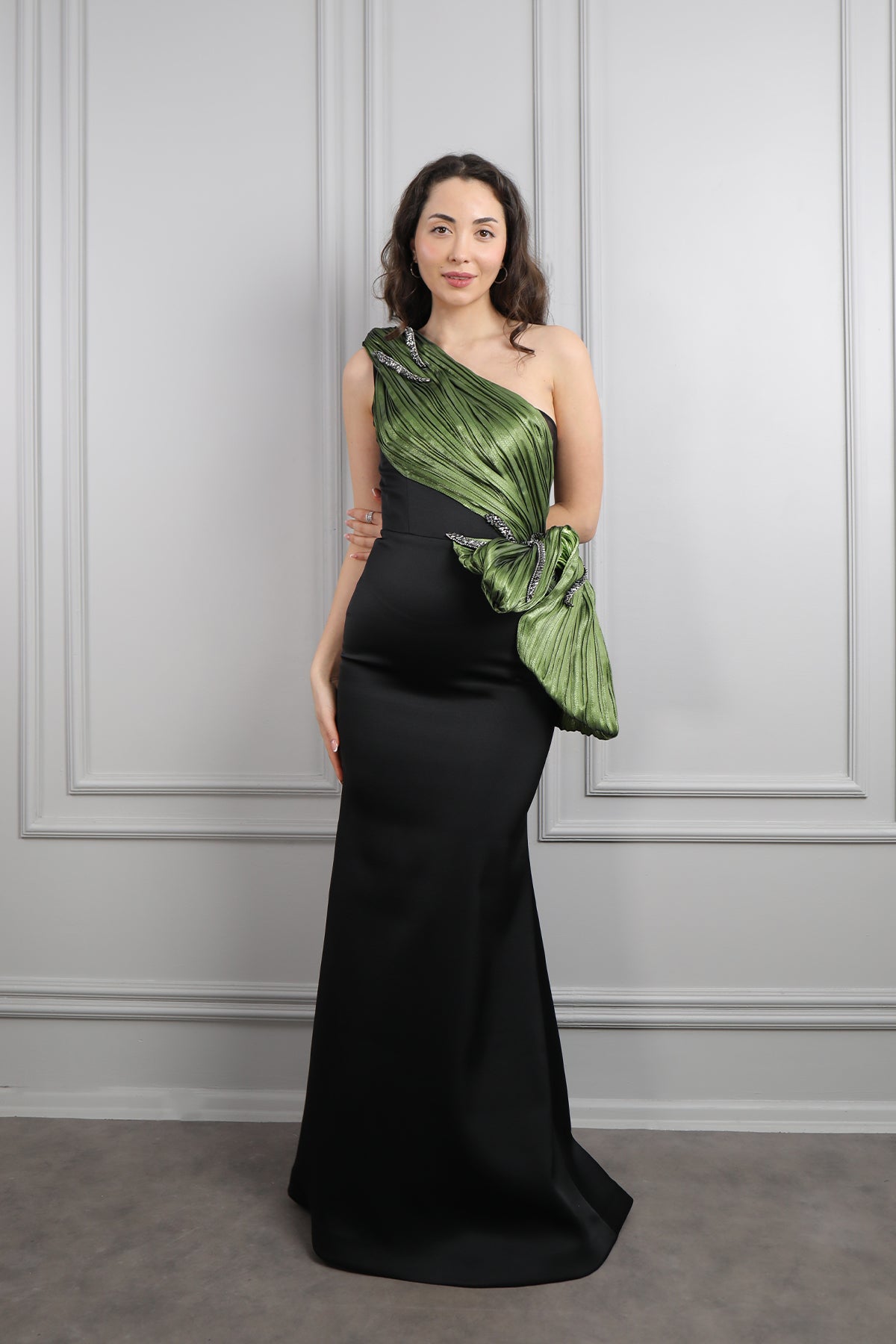 فستان سهرة بقصّة السمكة مكشوف الكتف ومزين بتفاصيل مموجة وكريستالات -اخضر