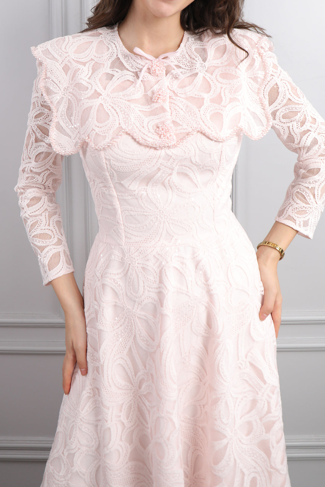 فستان ميدي بتفاصيل دانتيلية بياقة اطفال مزين بازرار خرزية -بمبي