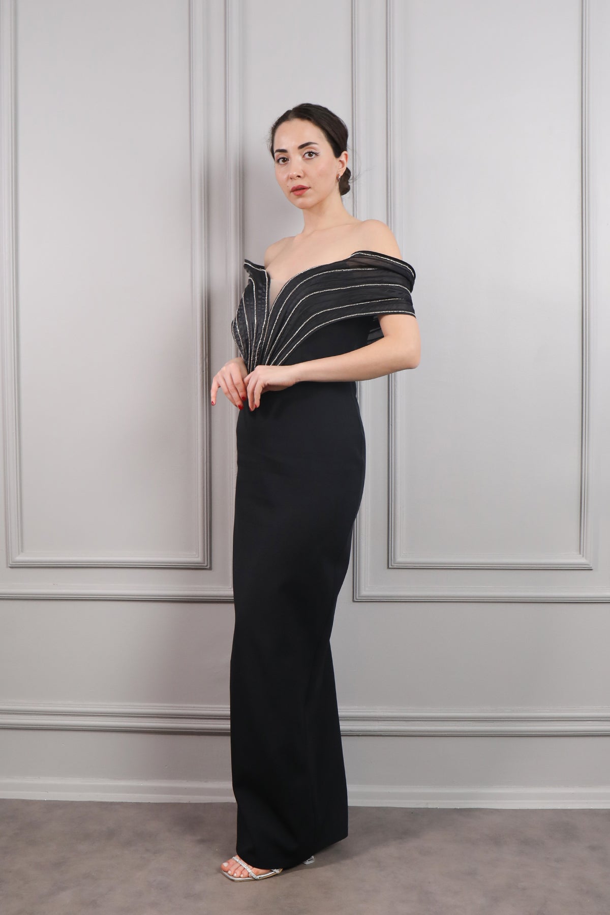 فستان سهرة مكشوف الاكتاف مزين بالفصوص -اسود