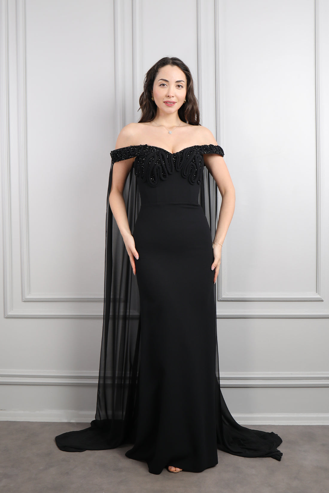 فستان سهرة مزين بتطريزات خرزية وتصميم مكشوف الاكتاف بكايب طويل-اسود