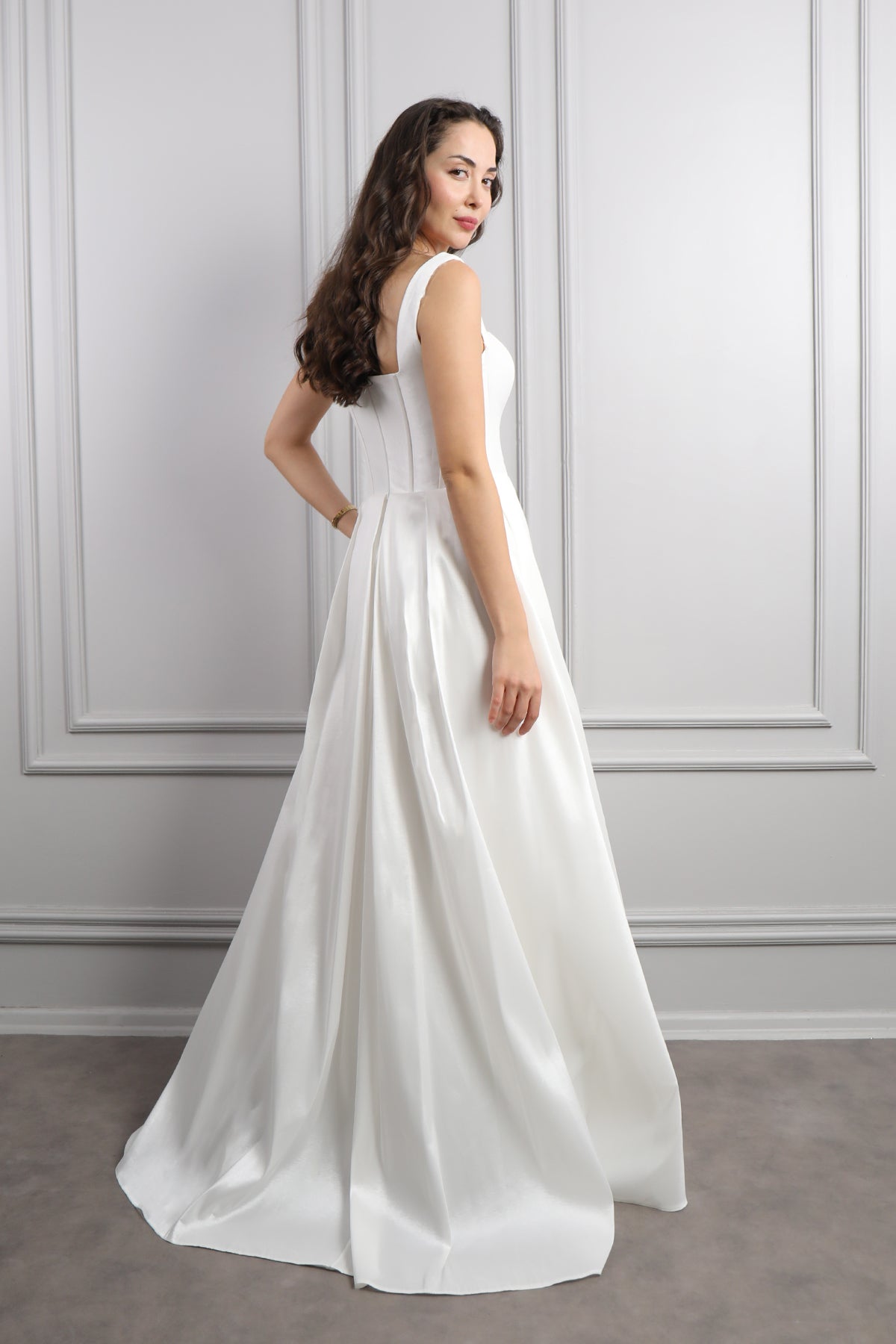 فستان سهرة بياقة مربعة بتفصيل كورسيه وفتحة جانبية -ابيض