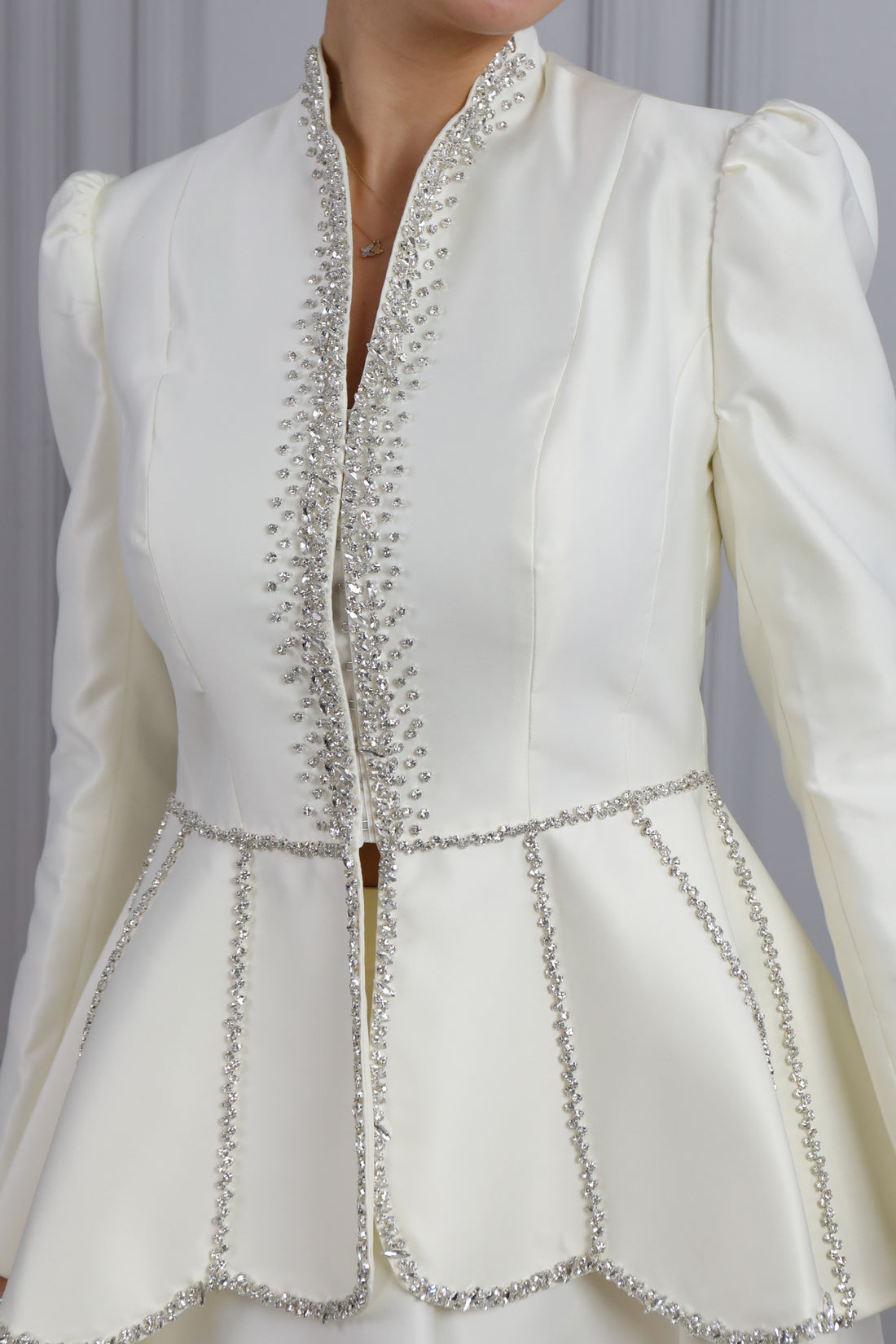 طقم تنورة وجاكيت بياقة عالية مطرز بالكريستالات -سكري