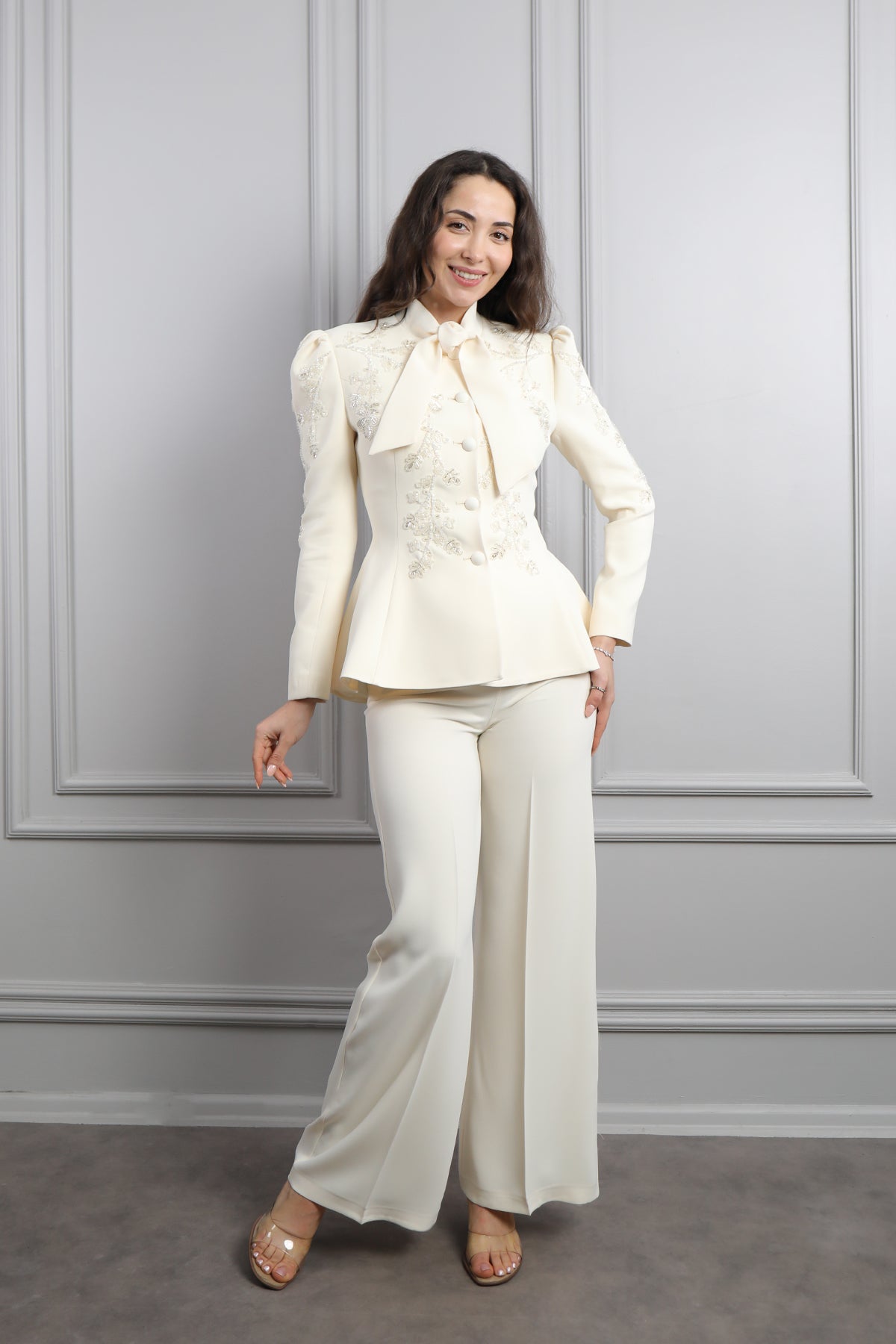 طقم بنطال وجاكيت بياقة تنربط مزين بالخرز -سكري