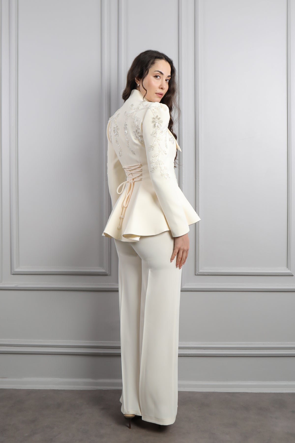 طقم بنطال وجاكيت بياقة تنربط مزين بالخرز -سكري