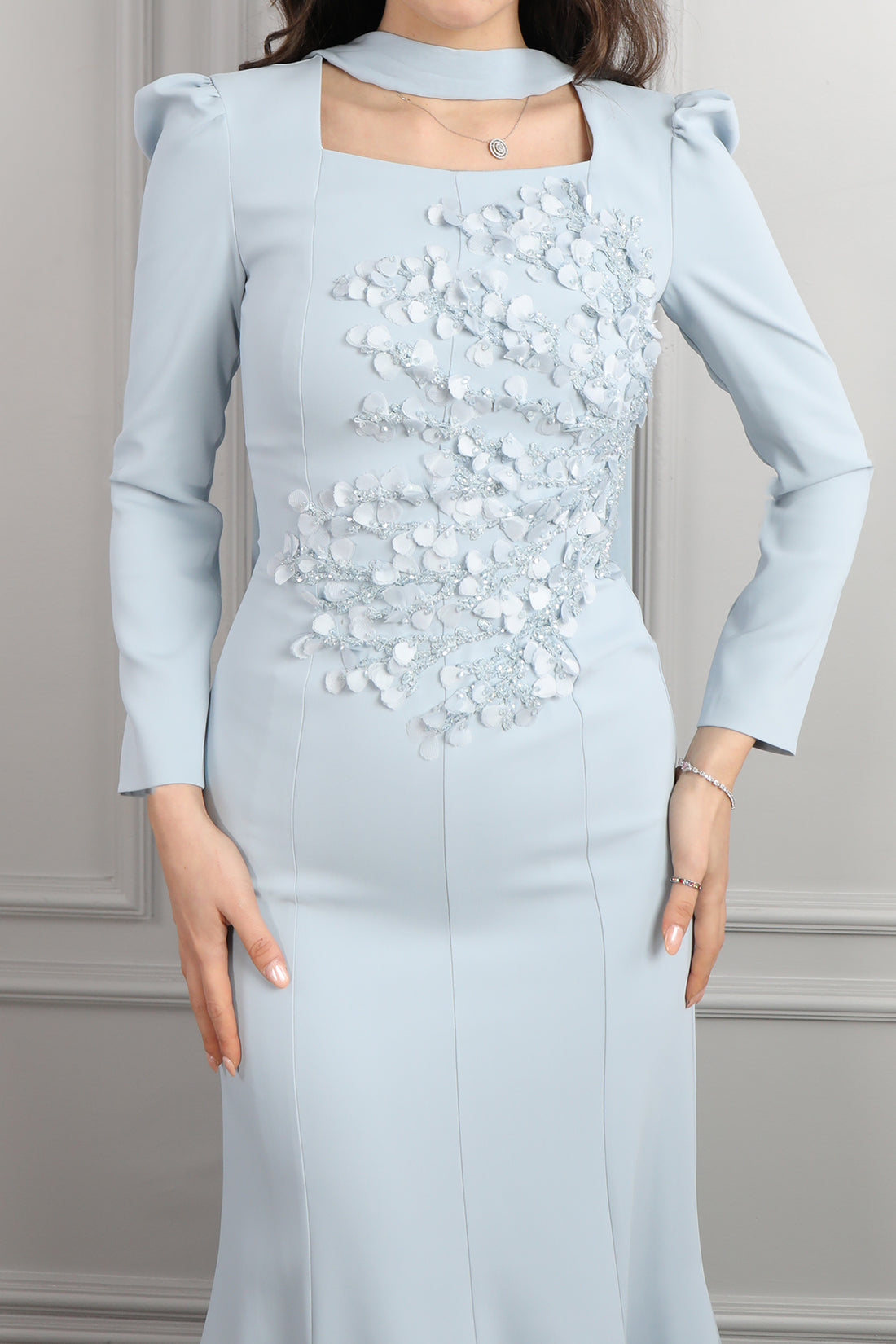 فستان بتصميم سمكي بياقة مربعة بتطريزات ورود مع شال -ازرق