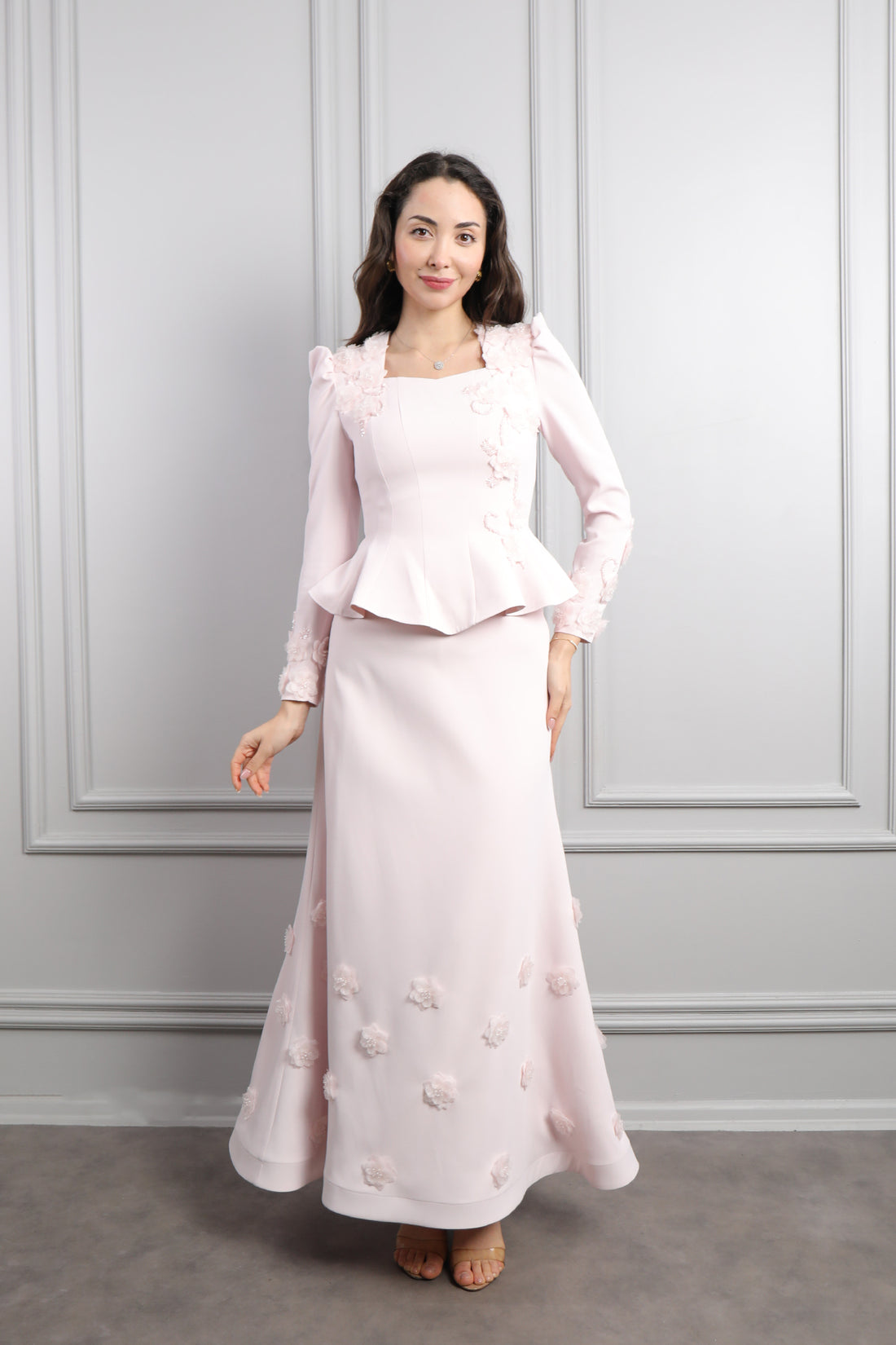 طقم تنورة وتوب رسمي انيق بياقة مربعة وتفاصيل ورود -بمبي