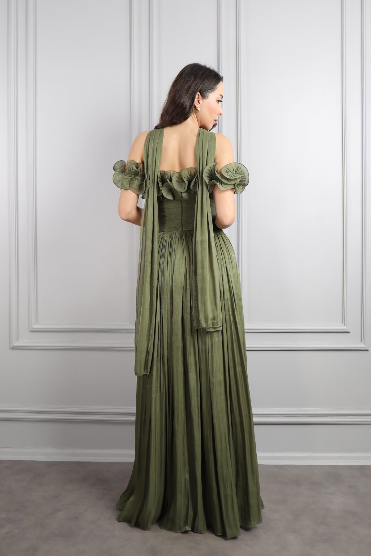 فستان سهرة مكشوف الاكتاف بتفاصيل كشكشة مع شال -زيتي