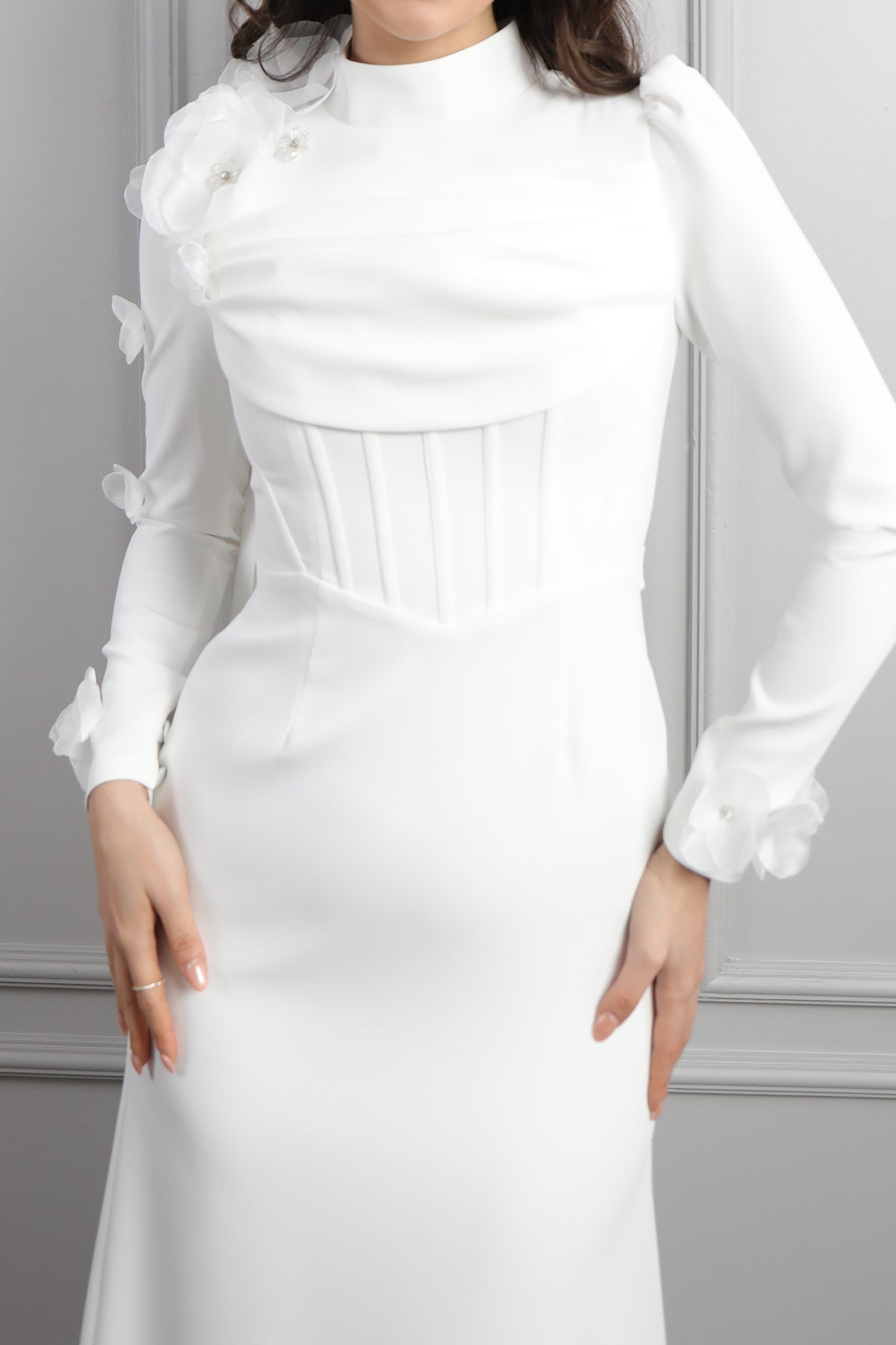 فستان سهرة للمحجبات بتصميم كورسيه وزينة ورود مع تفصيل كايب من الكتف -ابيض