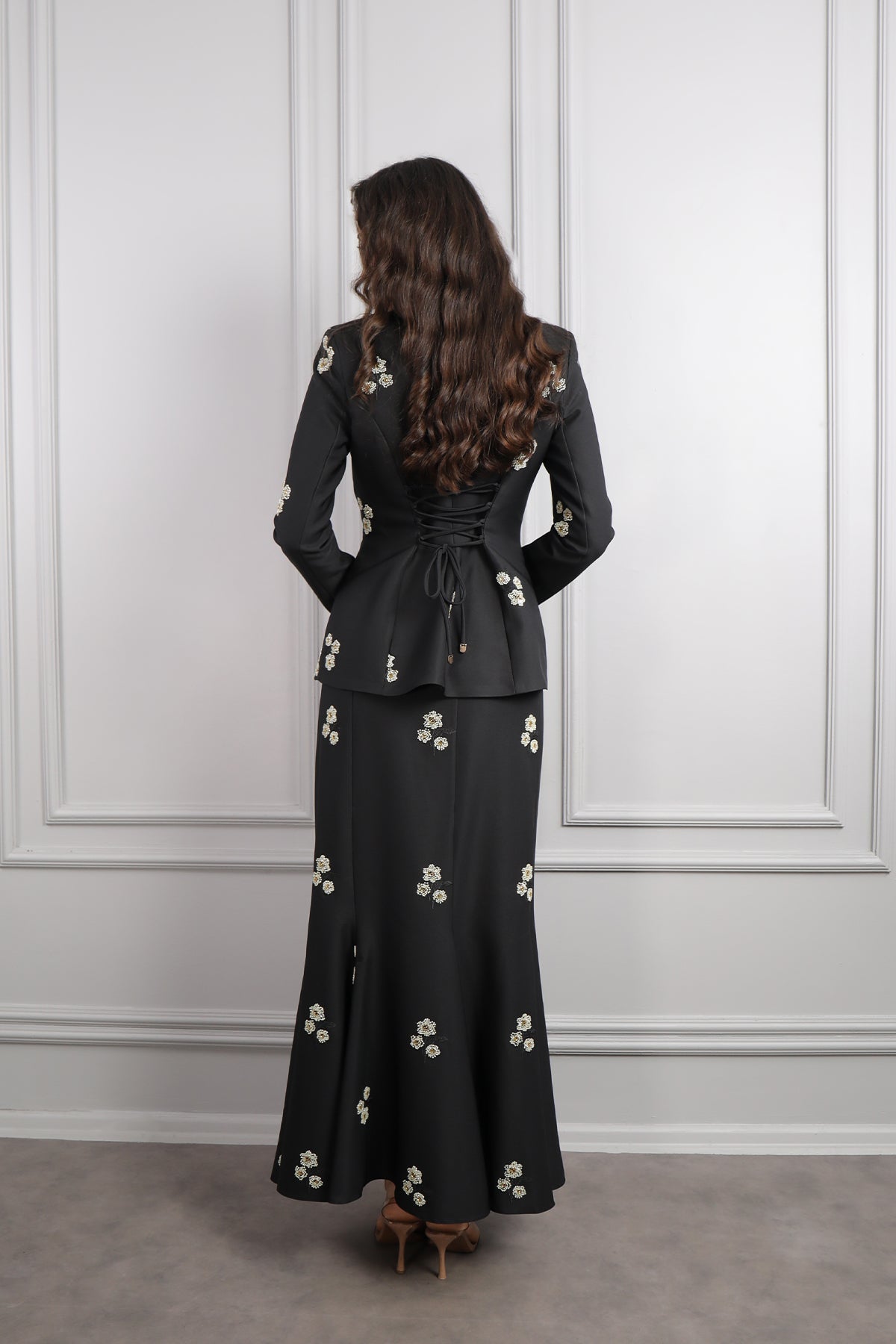 طقم تنورة بتطريزات خرزية واكسسوار حقيبة -اسود