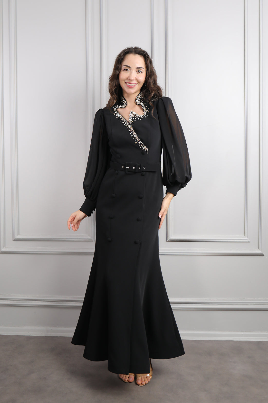 فستان بتفاصيل كريستالية واكمام واسعة وزينة ازرار -اسود