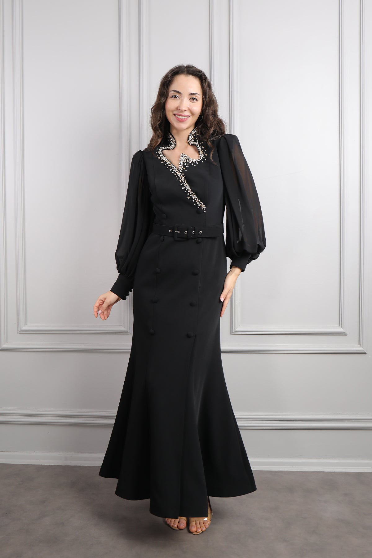 فستان بتفاصيل كريستالية واكمام واسعة وزينة ازرار -اسود