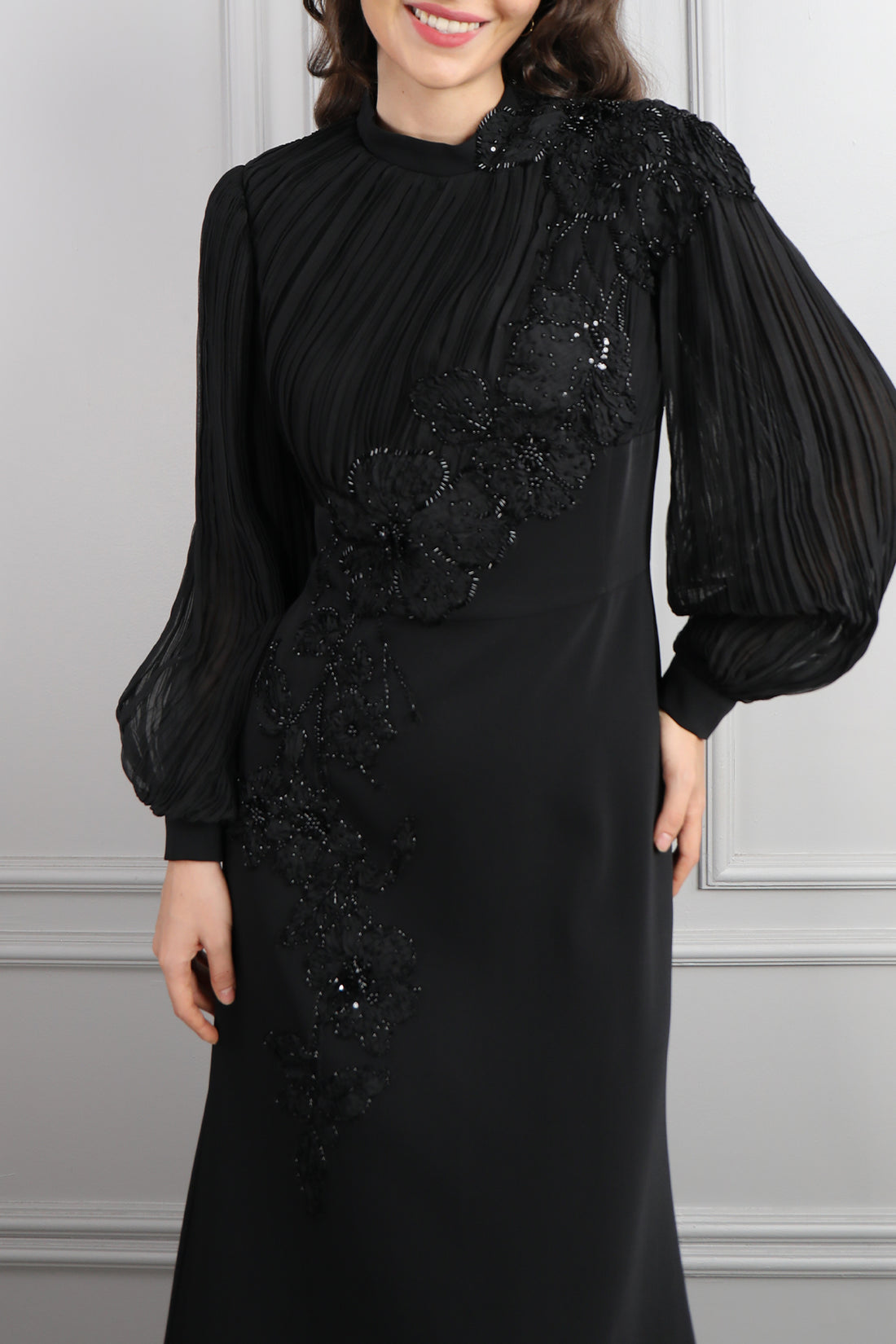 فستان خناقي باكمام واسعة مزين بالخرز والورود -اسود