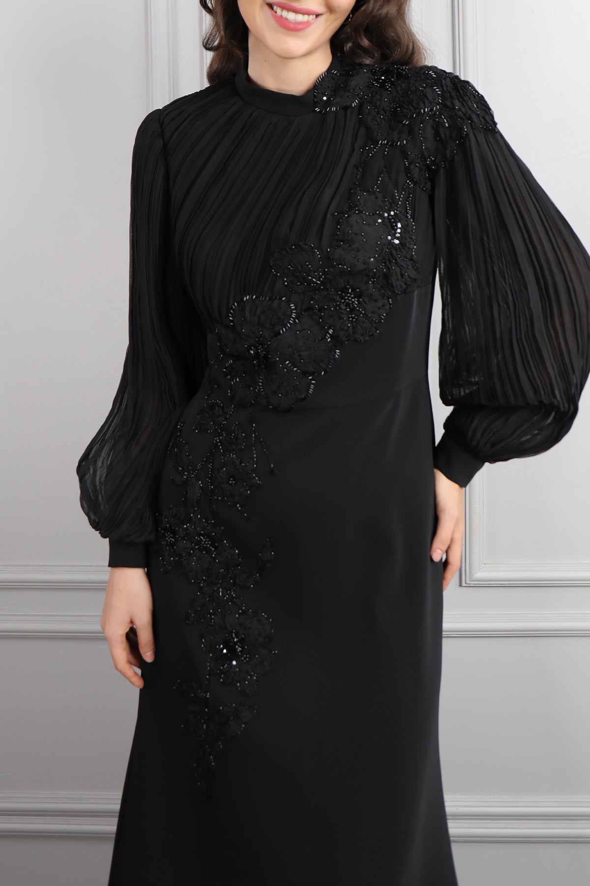 فستان خناقي باكمام واسعة مزين بالخرز والورود -اسود