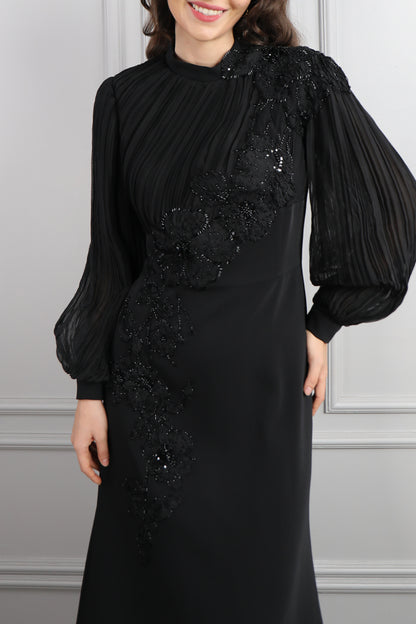 فستان خناقي باكمام واسعة مزين بالخرز والورود -اسود