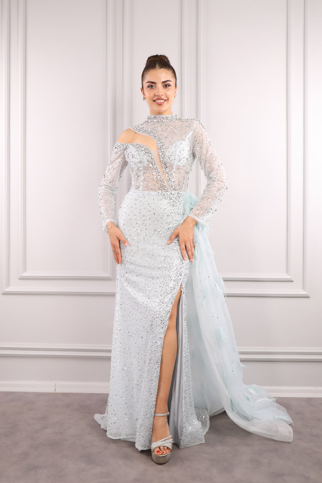 فستان سهرة بتفاصيل كاب عند الخصر وياقة خناقية مزينة بالأحجار من "المجموعة الخاصة" -ازرق