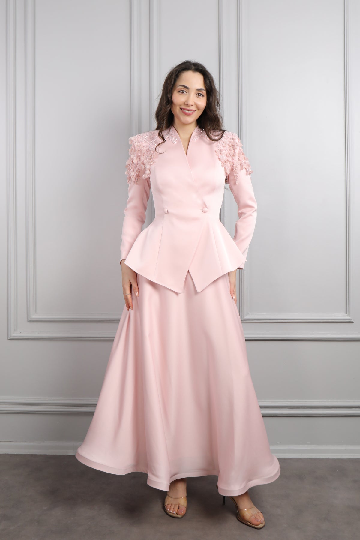 طقم تنورة ساتان وجاكيت مزين بورود عالاكتاف  -بمبي