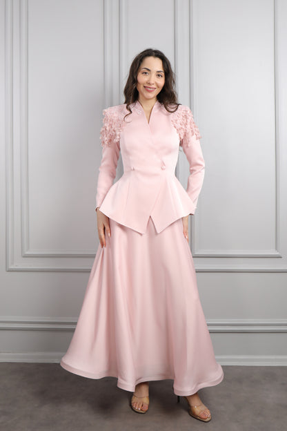 طقم تنورة ساتان وجاكيت مزين بورود عالاكتاف  -بمبي