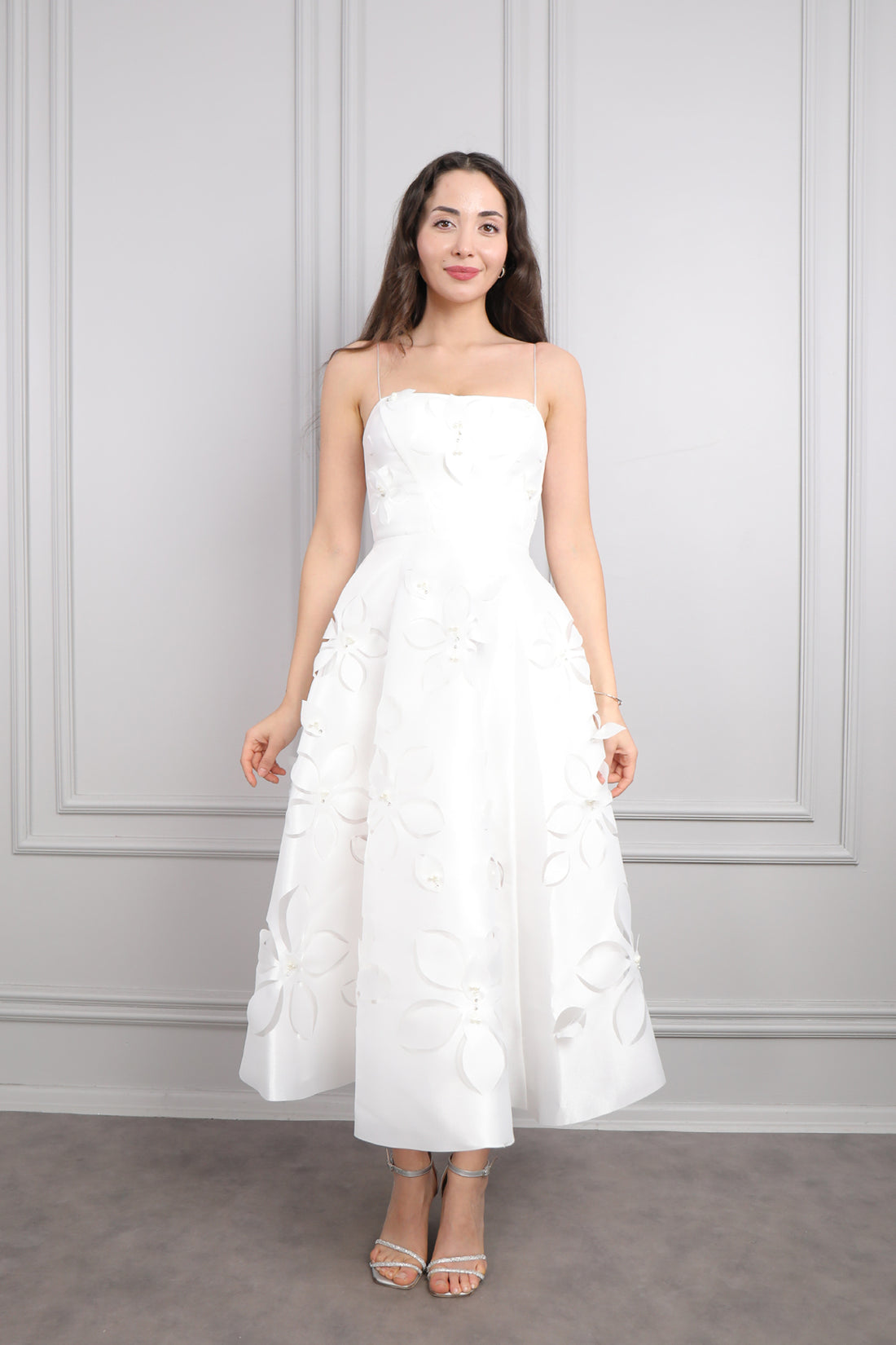 فستان سهرة ميدي بحمالات رفيعة بتفاصيل ورود -ابيض