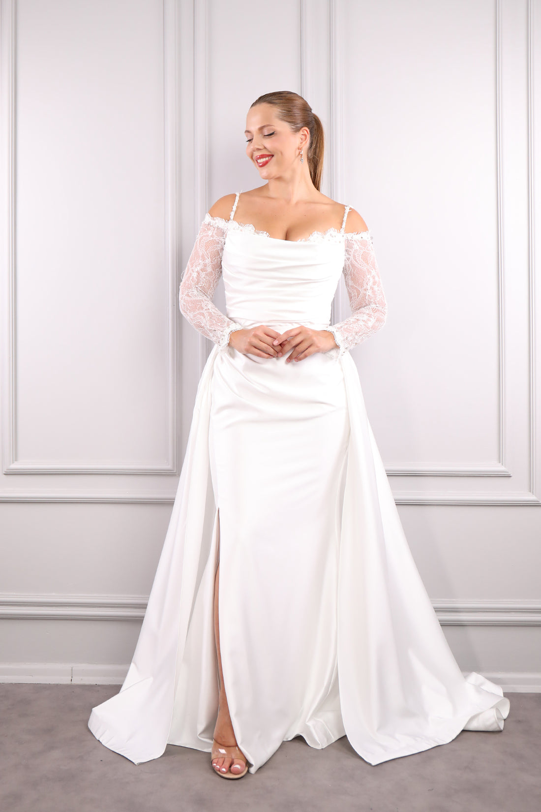 فستان سهرة ساتان بحمالات رفيعة واكمام شفافة مع تفصيل ذيل عند الخصر -ابيض