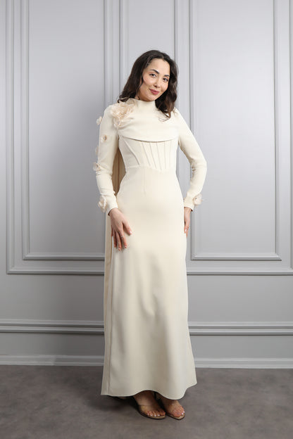 فستان سهرة للمحجبات بتصميم كورسيه وزينة ورود مع تفصيل كايب من الكتف -بيج