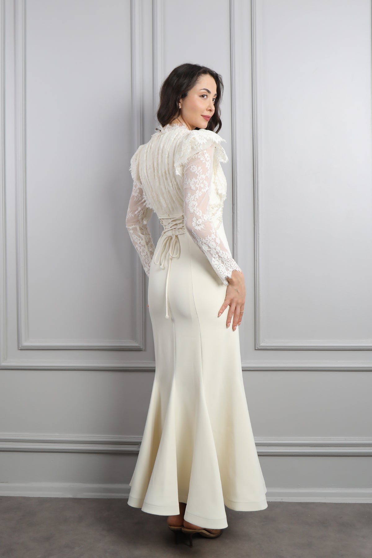 فستان مصمم بتفاصيل دانتيلية وتطريزات خرزية -سكري