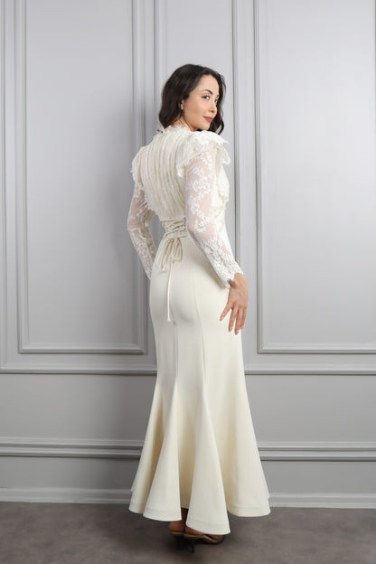 فستان مصمم بتفاصيل دانتيلية وتطريزات خرزية -سكري