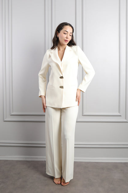 طقم بدلة بتصميم دانتيل شفاف في الظهر وازرار ذهبية -سكري