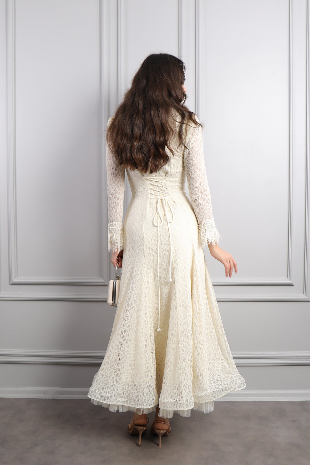 فستان دانتيل بياقة مزينة بالخرز واكسسوار شنطة -بيج